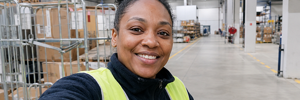 https://api.synergiejobs.be/Vrouw aan het werk in magazijn